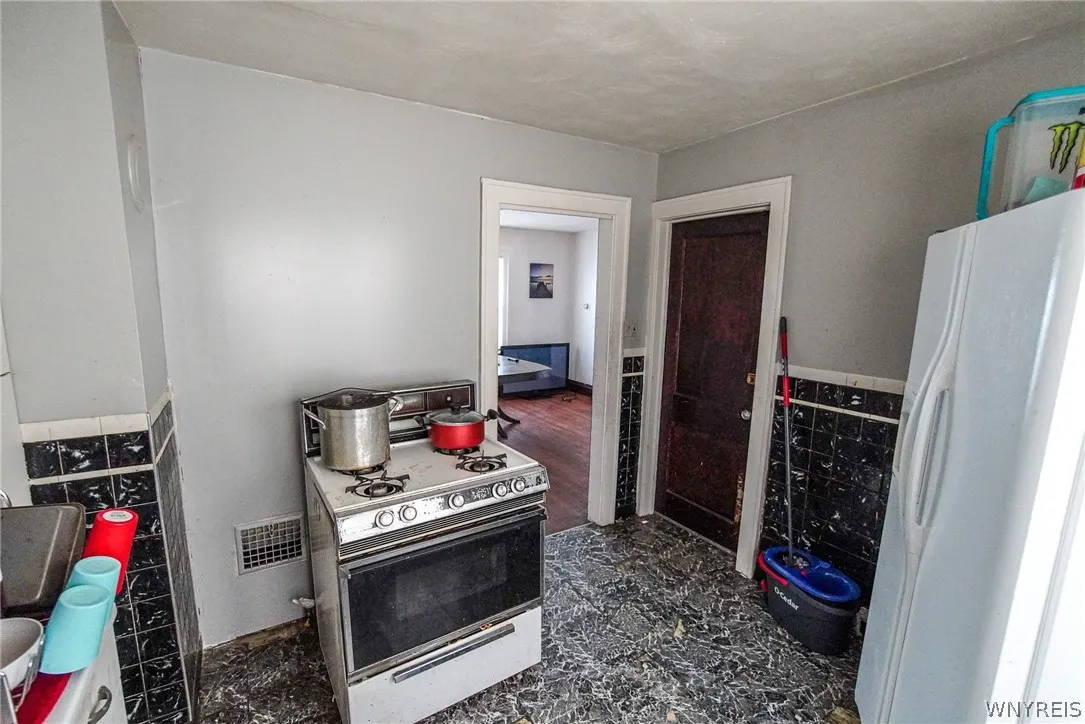 65 Sandrock Road, Buffalo, New York 14207, Buffalo, New York 14207, 6 Bedrooms Bedrooms, ,2 BathroomsBathrooms,Residential,Closed,65 Sandrock Road, Buffalo, New York 14207,0,B1534469