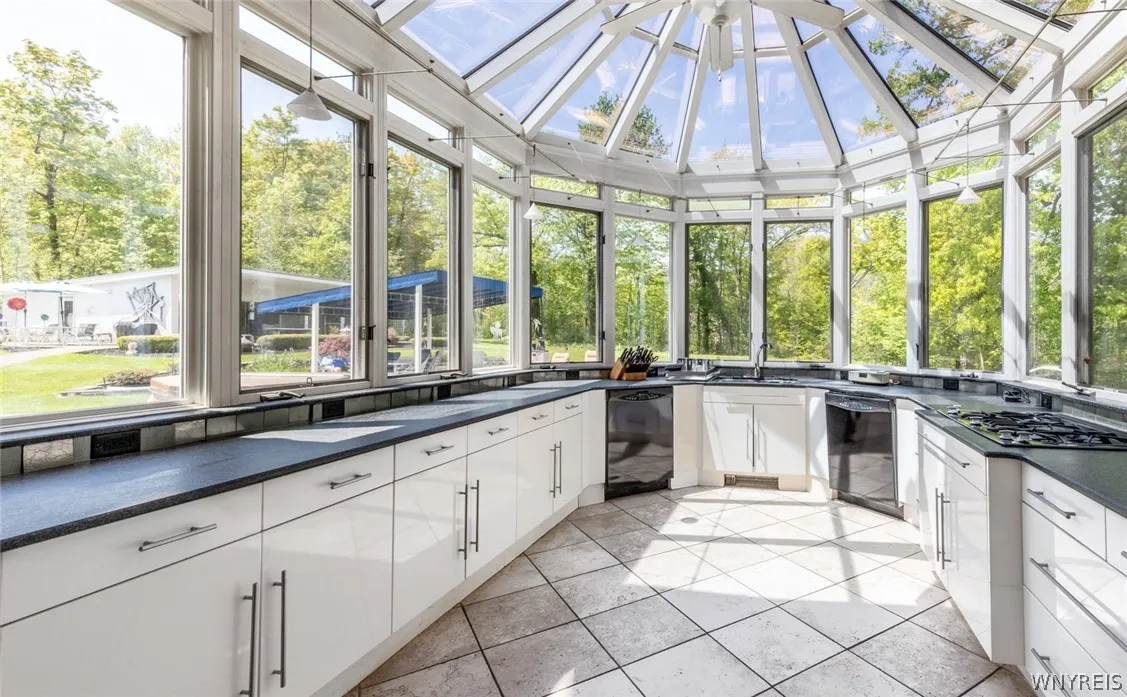 MAIN KITCHEN