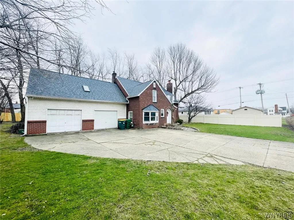 4695 Lake Shore Road, Hamburg, New York 14075, Hamburg, New York 14075, 5 Bedrooms Bedrooms, 9 Rooms Rooms,1 BathroomBathrooms,Residential,Closed,4695 Lake Shore Road, Hamburg, New York 14075,0,B1539769