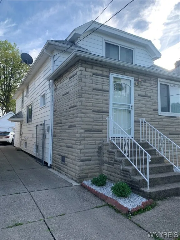58 Albemarle Street, Buffalo, New York 14207, Buffalo, New York 14207, 4 Bedrooms Bedrooms, 8 Rooms Rooms,2 BathroomsBathrooms,Residential,Closed,58 Albemarle Street, Buffalo, New York 14207,0,B1542964