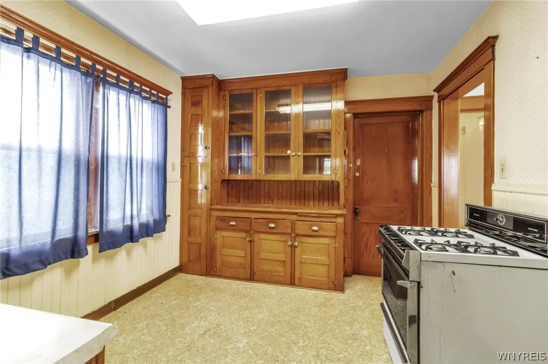 75 Roesch Avenue, Buffalo, New York 14207, Buffalo, New York 14207, 6 Bedrooms Bedrooms, ,2 BathroomsBathrooms,Residential,Closed,75 Roesch Avenue, Buffalo, New York 14207,0,B1545842