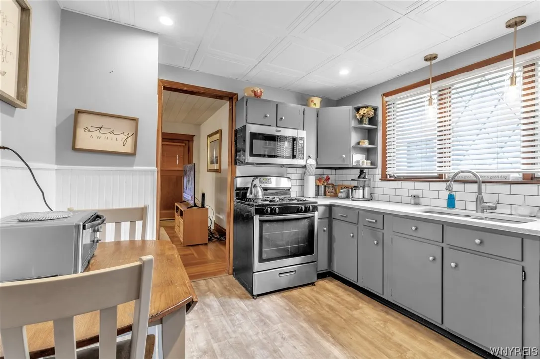 75 Roesch Avenue, Buffalo, New York 14207, Buffalo, New York 14207, 6 Bedrooms Bedrooms, ,2 BathroomsBathrooms,Residential,Closed,75 Roesch Avenue, Buffalo, New York 14207,0,B1545842