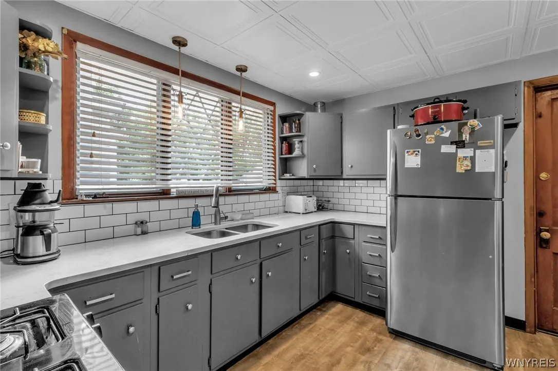 75 Roesch Avenue, Buffalo, New York 14207, Buffalo, New York 14207, 6 Bedrooms Bedrooms, ,2 BathroomsBathrooms,Residential,Closed,75 Roesch Avenue, Buffalo, New York 14207,0,B1545842