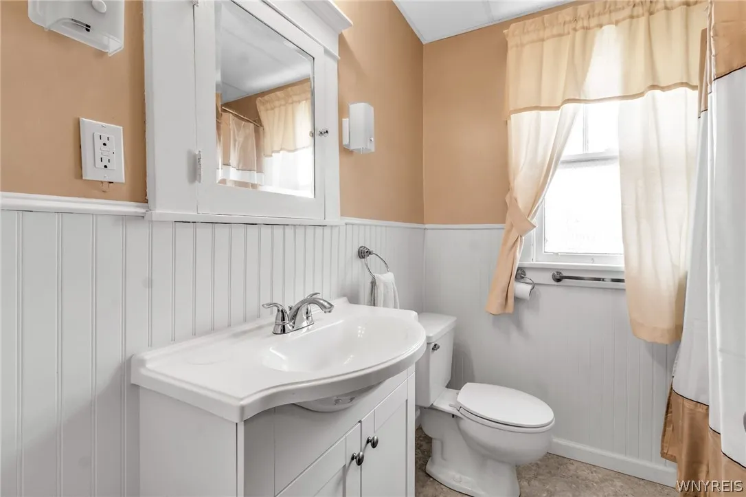 75 Roesch Avenue, Buffalo, New York 14207, Buffalo, New York 14207, 6 Bedrooms Bedrooms, ,2 BathroomsBathrooms,Residential,Closed,75 Roesch Avenue, Buffalo, New York 14207,0,B1545842