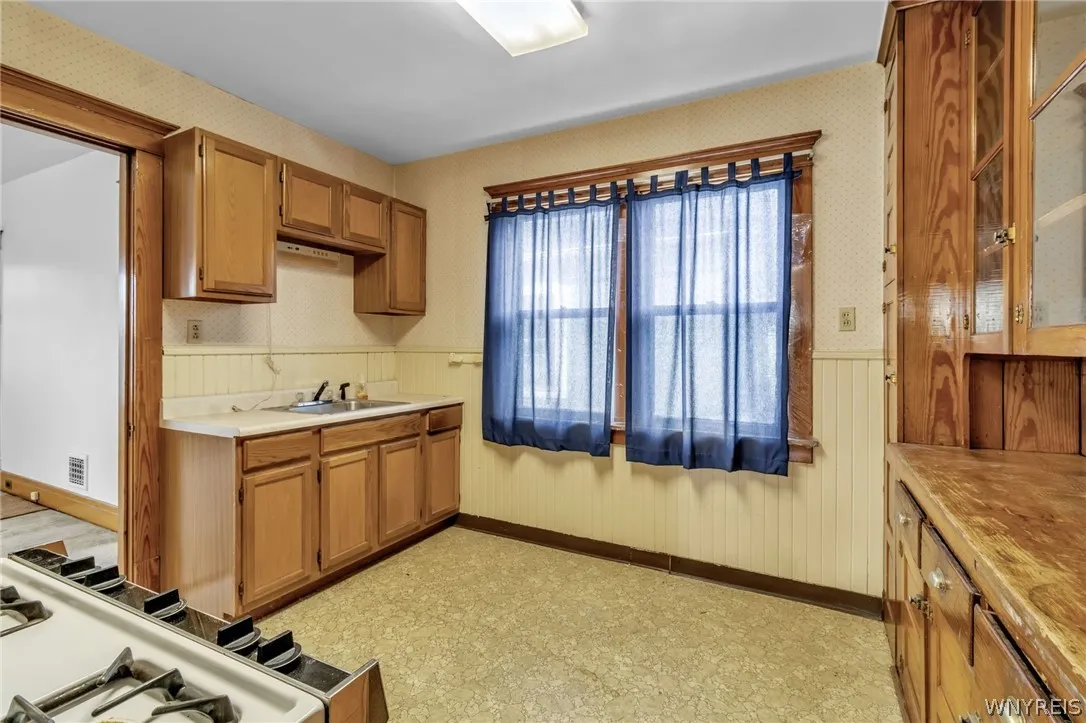 75 Roesch Avenue, Buffalo, New York 14207, Buffalo, New York 14207, 6 Bedrooms Bedrooms, ,2 BathroomsBathrooms,Residential,Closed,75 Roesch Avenue, Buffalo, New York 14207,0,B1545842