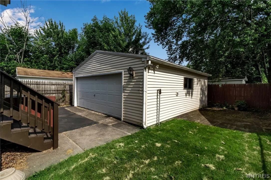 75 Roesch Avenue, Buffalo, New York 14207, Buffalo, New York 14207, 6 Bedrooms Bedrooms, ,2 BathroomsBathrooms,Residential,Closed,75 Roesch Avenue, Buffalo, New York 14207,0,B1545842