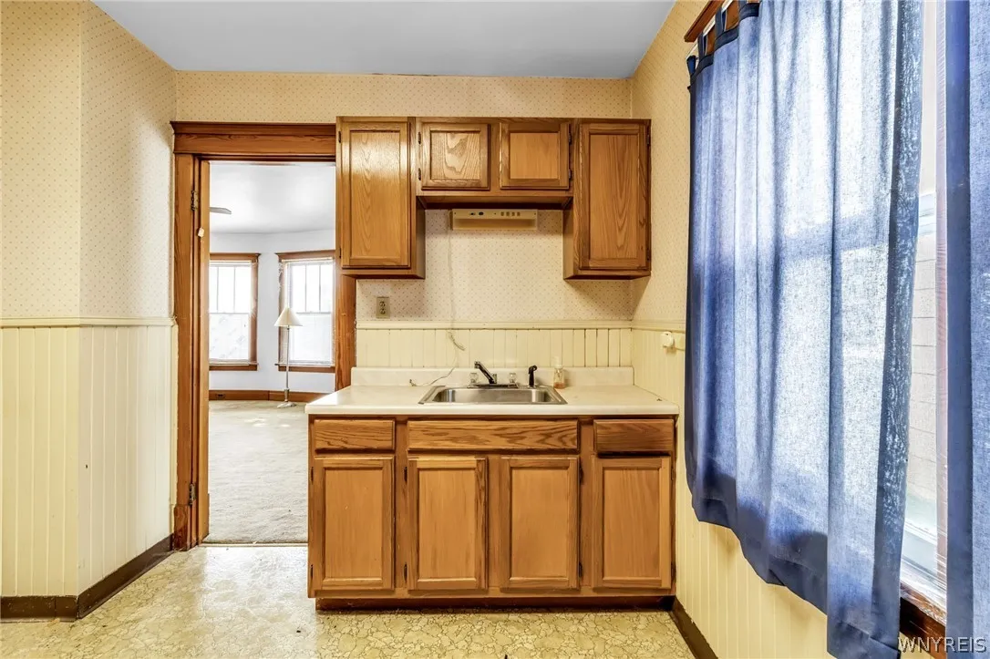 75 Roesch Avenue, Buffalo, New York 14207, Buffalo, New York 14207, 6 Bedrooms Bedrooms, ,2 BathroomsBathrooms,Residential,Closed,75 Roesch Avenue, Buffalo, New York 14207,0,B1545842