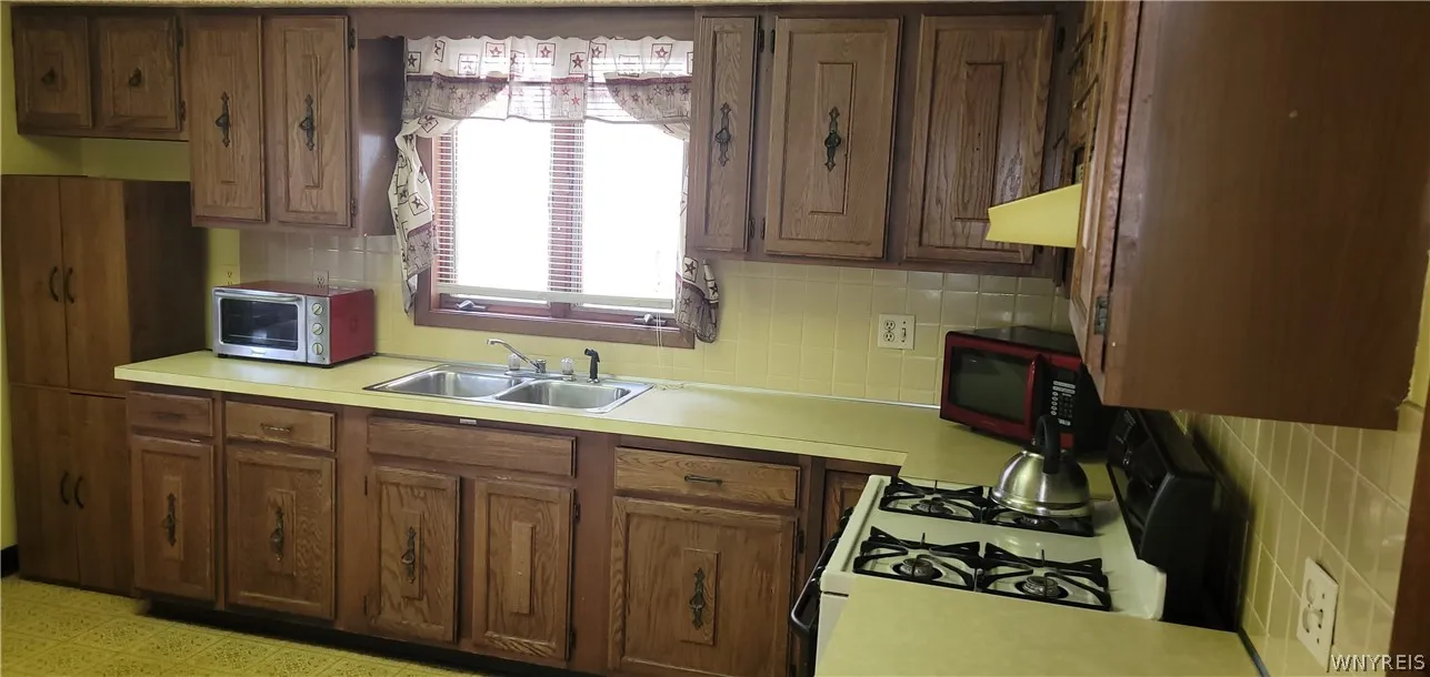 134 Riverside Avenue, Buffalo, New York 14207, Buffalo, New York 14207, 4 Bedrooms Bedrooms, 9 Rooms Rooms,1 BathroomBathrooms,Residential,Closed,134 Riverside Avenue, Buffalo, New York 14207,0,B1546863