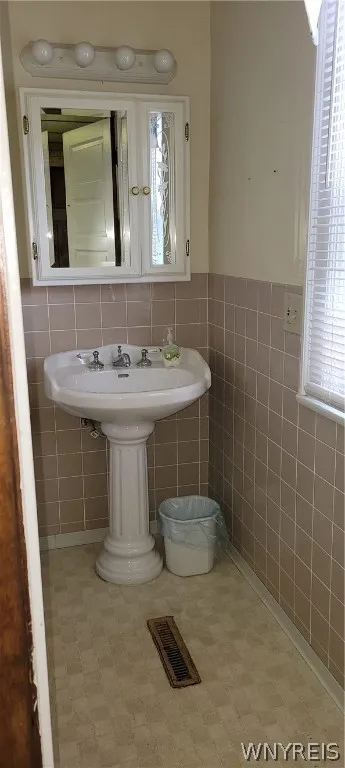 134 Riverside Avenue, Buffalo, New York 14207, Buffalo, New York 14207, 4 Bedrooms Bedrooms, 9 Rooms Rooms,1 BathroomBathrooms,Residential,Closed,134 Riverside Avenue, Buffalo, New York 14207,0,B1546863