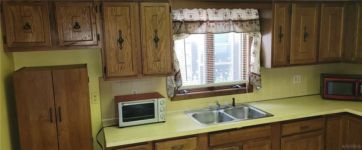 134 Riverside Avenue, Buffalo, New York 14207, Buffalo, New York 14207, 4 Bedrooms Bedrooms, 9 Rooms Rooms,1 BathroomBathrooms,Residential,Closed,134 Riverside Avenue, Buffalo, New York 14207,0,B1546863