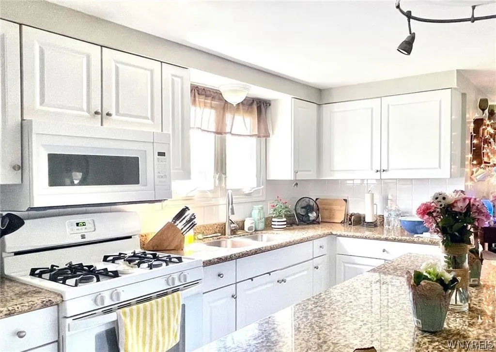 3971 Park Avenue, Hamburg, New York 14075, Hamburg, New York 14075, 6 Bedrooms Bedrooms, ,2 BathroomsBathrooms,Residential,Closed,3971 Park Avenue, Hamburg, New York 14075,0,B1547876