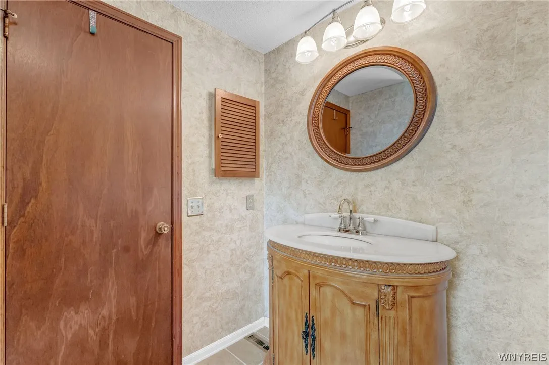58 Meadowdale Lane, West Seneca, New York 14224, West Seneca, New York 14224, 4 Bedrooms Bedrooms, 8 Rooms Rooms,2 BathroomsBathrooms,Residential,Closed,58 Meadowdale Lane, West Seneca, New York 14224,0,B1547918