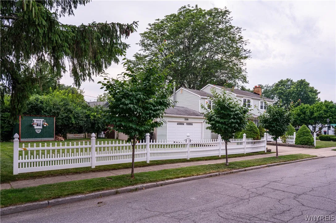 258 Forbes Ave. Avenue, Tonawanda-town, New York 1, Tonawanda, New York 14150, 4 Bedrooms Bedrooms, 8 Rooms Rooms,1 BathroomBathrooms,Residential,Closed,258 Forbes Ave. Avenue, Tonawanda-town, New York 1,0,B1548128
