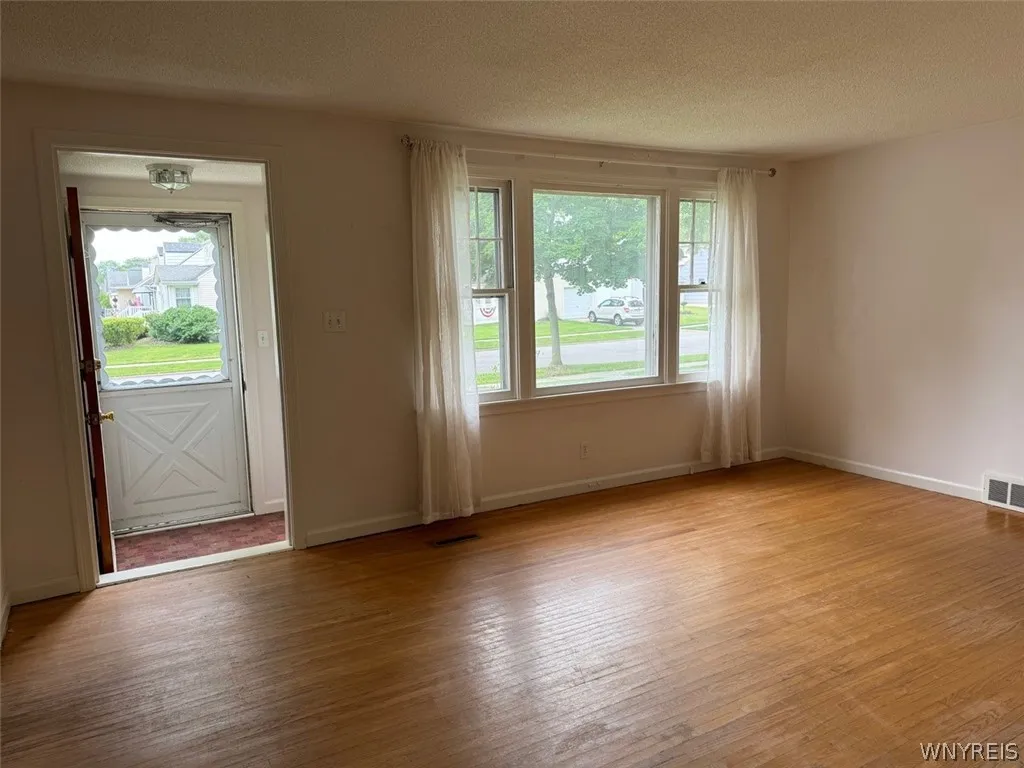 199 Calvin Court North, Tonawanda-town, New York 1, Tonawanda, New York 14150, 4 Bedrooms Bedrooms, 6 Rooms Rooms,2 BathroomsBathrooms,Residential,Closed,199 Calvin Court North, Tonawanda-town, New York 1,0,B1548446