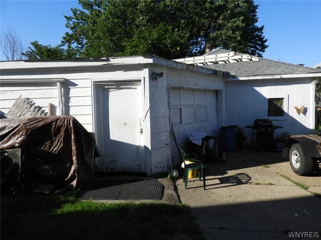 The garage / out building.