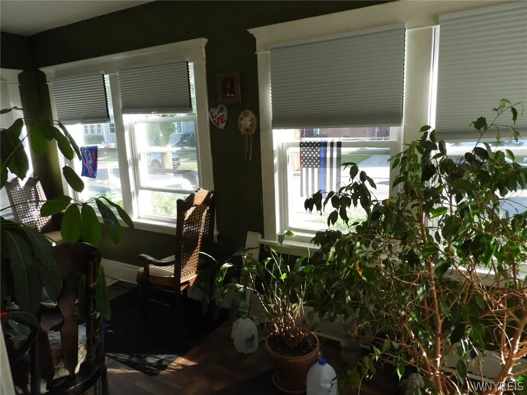 Unit 1: Sun porch.