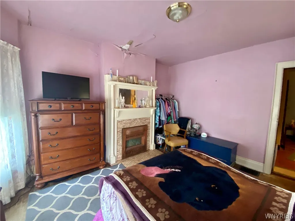 Bedroom #1: Has a door to the 2nd bedroom.
