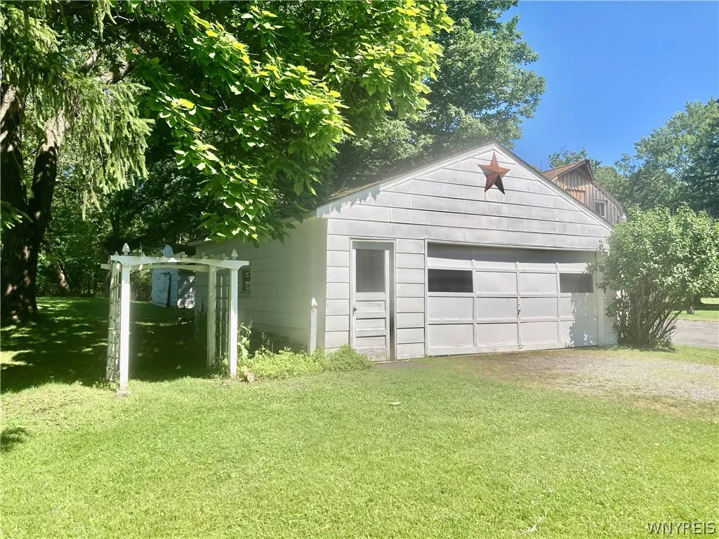 Oversized 2.5 car garage