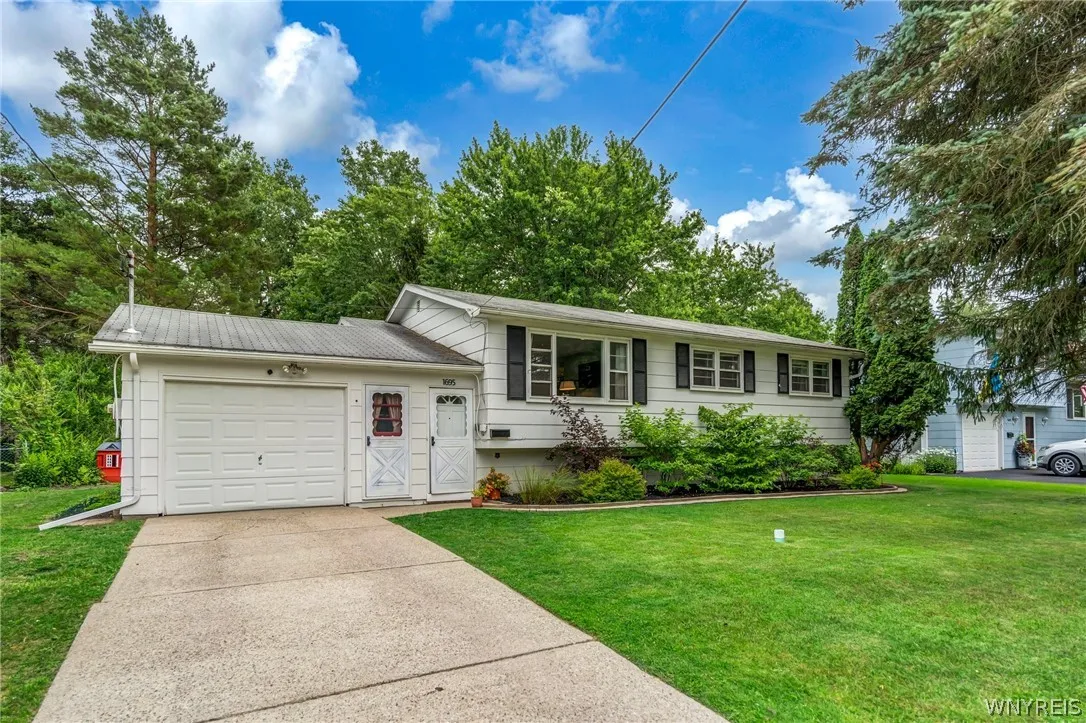 1695 Meadow Drive, Alden, New York 14004, Alden, New York 14004, 3 Bedrooms Bedrooms, 6 Rooms Rooms,1 BathroomBathrooms,Residential,Closed,1695 Meadow Drive, Alden, New York 14004,0,B1550990
