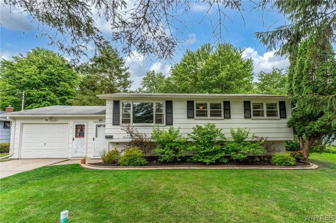 1695 Meadow Drive, Alden, New York 14004, Alden, New York 14004, 3 Bedrooms Bedrooms, 6 Rooms Rooms,1 BathroomBathrooms,Residential,Closed,1695 Meadow Drive, Alden, New York 14004,0,B1550990