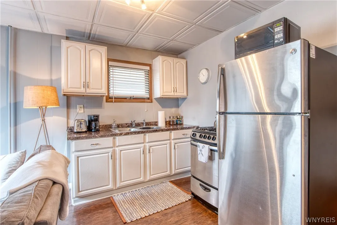 Lower rear apartment