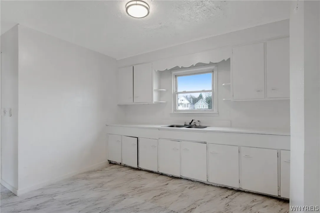 878 Clinton Street, Buffalo, New York 14210, Buffalo, New York 14210, 6 Bedrooms Bedrooms, ,2 BathroomsBathrooms,Residential,Closed,878 Clinton Street, Buffalo, New York 14210,0,B1551682