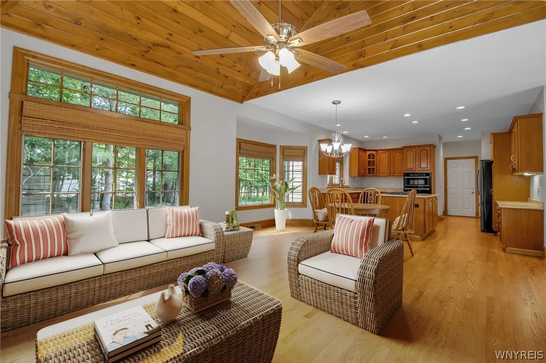 Sunroom/morning room has been virtually staged