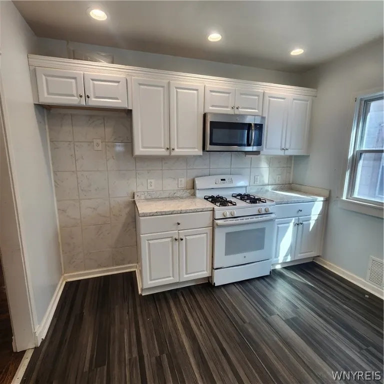 515 Ontario Street, Buffalo, New York 14207, Buffalo, New York 14207, 6 Bedrooms Bedrooms, ,2 BathroomsBathrooms,Residential,Closed,515 Ontario Street, Buffalo, New York 14207,0,B1551935