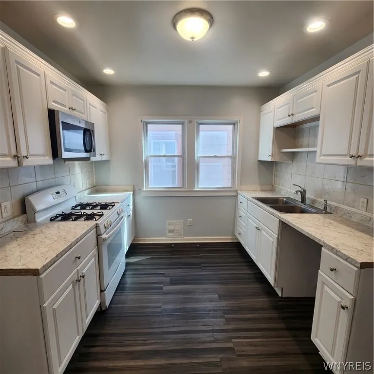 515 Ontario Street, Buffalo, New York 14207, Buffalo, New York 14207, 6 Bedrooms Bedrooms, ,2 BathroomsBathrooms,Residential,Closed,515 Ontario Street, Buffalo, New York 14207,0,B1551935