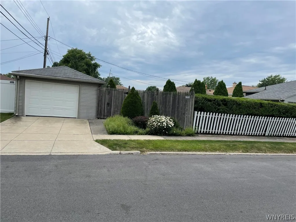 227 Athens Boulevard, Tonawanda-town, New York 142, Tonawanda, New York 14223, 3 Bedrooms Bedrooms, 7 Rooms Rooms,2 BathroomsBathrooms,Residential,Closed,227 Athens Boulevard, Tonawanda-town, New York 142,0,B1552252