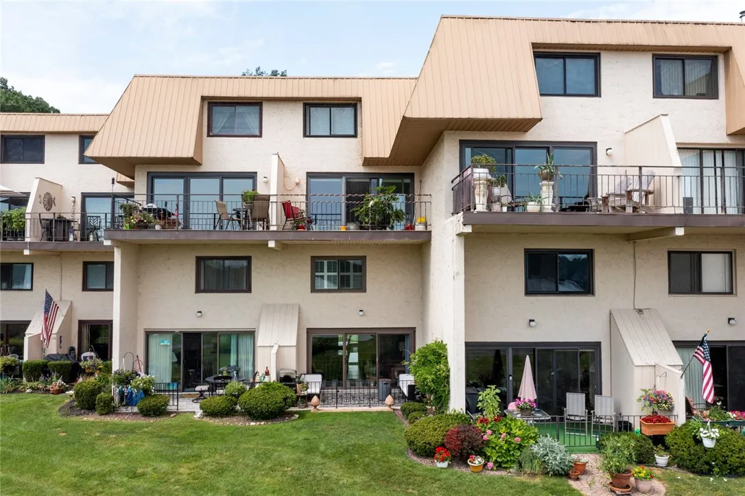 318 Bay Village Drive, Irondequoit, New York 14609, Irondequoit, New York 14609, 2 Bedrooms Bedrooms, 5 Rooms Rooms,2 BathroomsBathrooms,Residential,Closed,318 Bay Village Drive, Irondequoit, New York 14609,0,R1553036