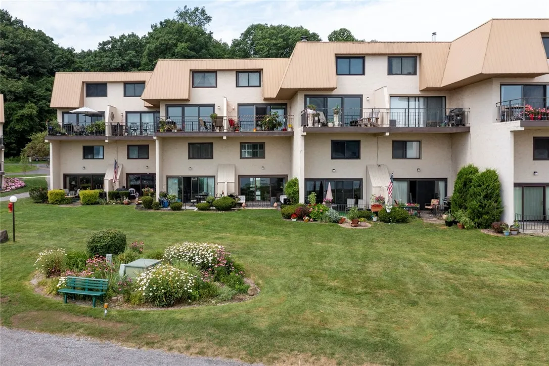 318 Bay Village Drive, Irondequoit, New York 14609, Irondequoit, New York 14609, 2 Bedrooms Bedrooms, 5 Rooms Rooms,2 BathroomsBathrooms,Residential,Closed,318 Bay Village Drive, Irondequoit, New York 14609,0,R1553036