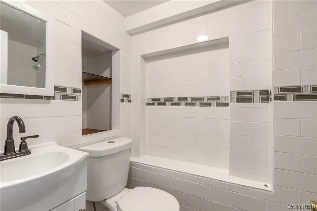 123 Kelvin Drive, Tonawanda-town, New York 14223, Tonawanda, New York 14223, 4 Bedrooms Bedrooms, 7 Rooms Rooms,2 BathroomsBathrooms,Residential,Closed,123 Kelvin Drive, Tonawanda-town, New York 14223,0,B1553705