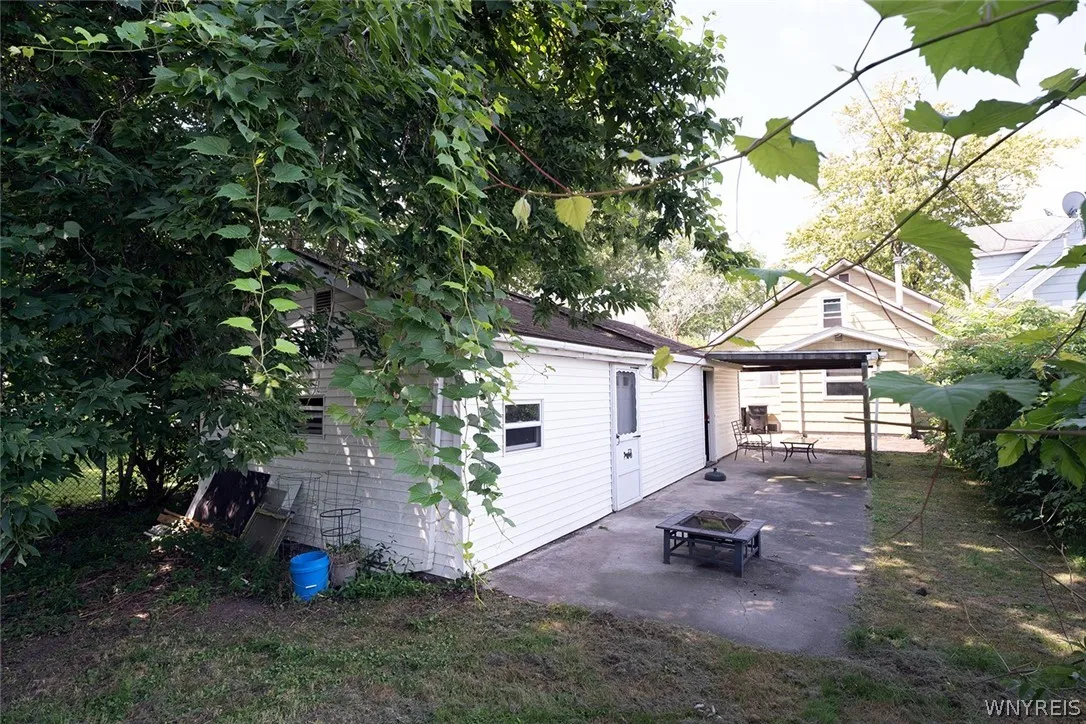 extra heated room back of garage and patio