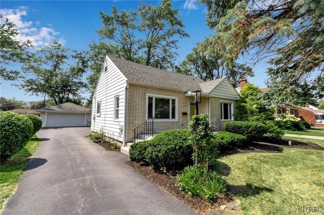 223 South Forest Road, Amherst, New York 14221, Amherst, New York 14221, 3 Bedrooms Bedrooms, 6 Rooms Rooms,1 BathroomBathrooms,Residential,Closed,223 South Forest Road, Amherst, New York 14221,0,B1556184