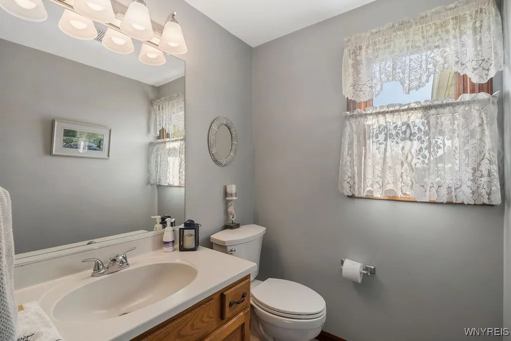 891 East River Road, Grand Island, New York 14072, Grand Island, New York 14072, 4 Bedrooms Bedrooms, 8 Rooms Rooms,2 BathroomsBathrooms,Residential,Closed,891 East River Road, Grand Island, New York 14072,0,B1556538