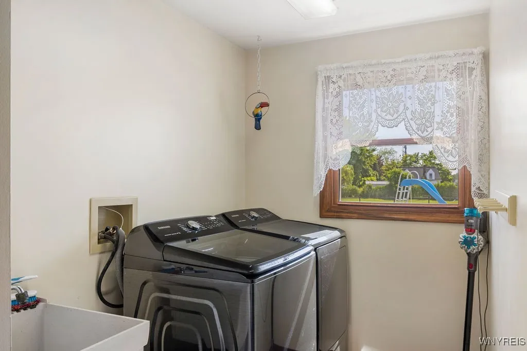 891 East River Road, Grand Island, New York 14072, Grand Island, New York 14072, 4 Bedrooms Bedrooms, 8 Rooms Rooms,2 BathroomsBathrooms,Residential,Closed,891 East River Road, Grand Island, New York 14072,0,B1556538