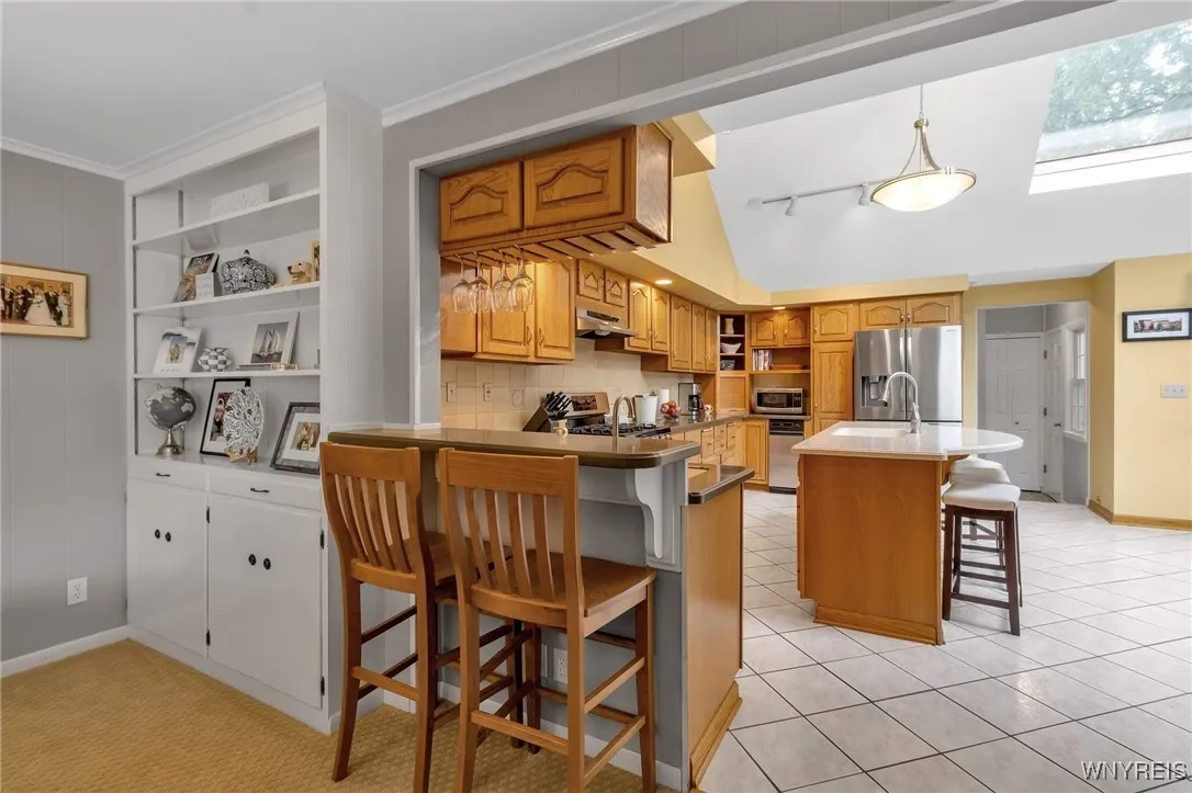 'Corian' Breakfast bar + chairs.BI decorative shelves in FR with cabinets