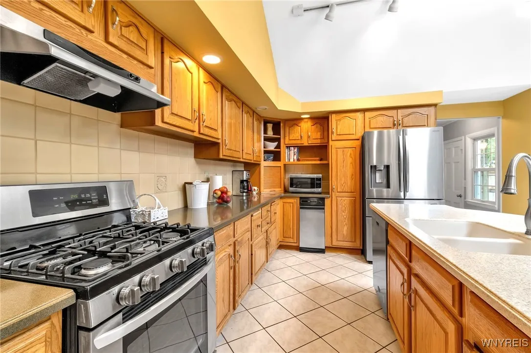 KIT:BI newer gas ov/rg('22), trash compactor + newer refrig w/water dispenser('24)