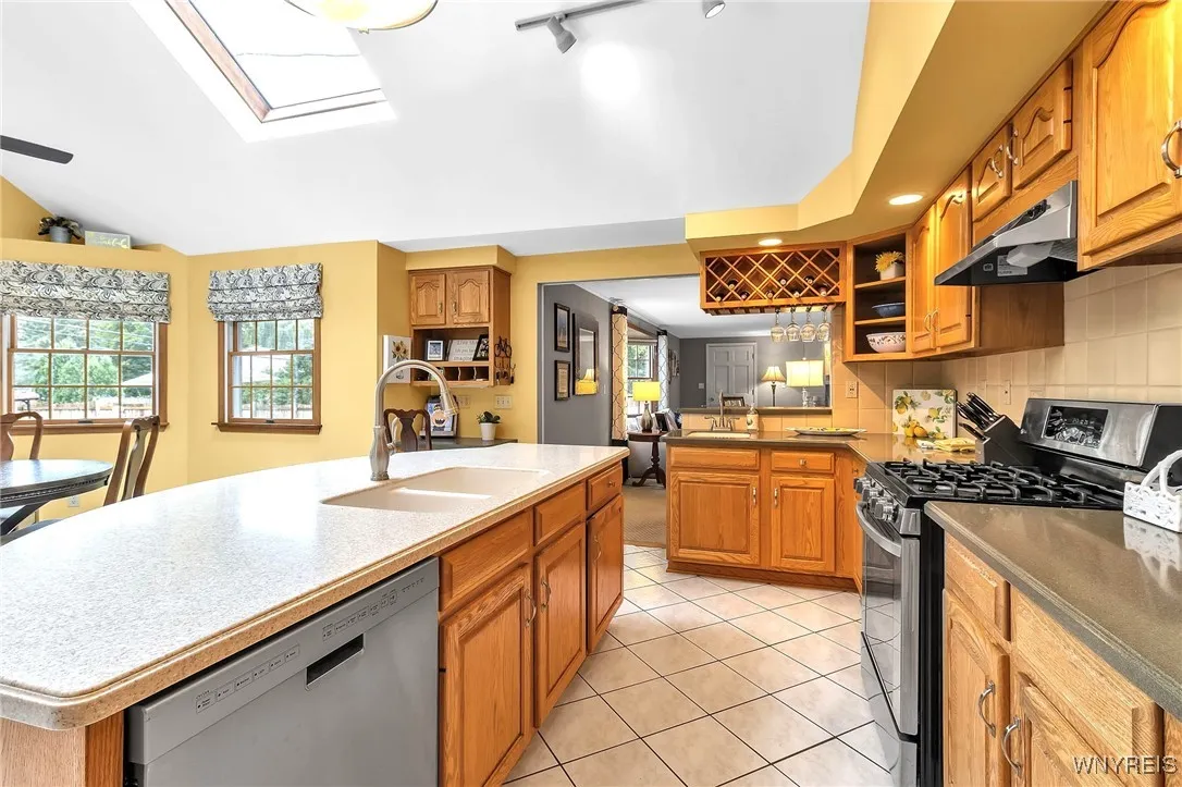 KIT:BI dishwasher, 'Corian' island with double sinks