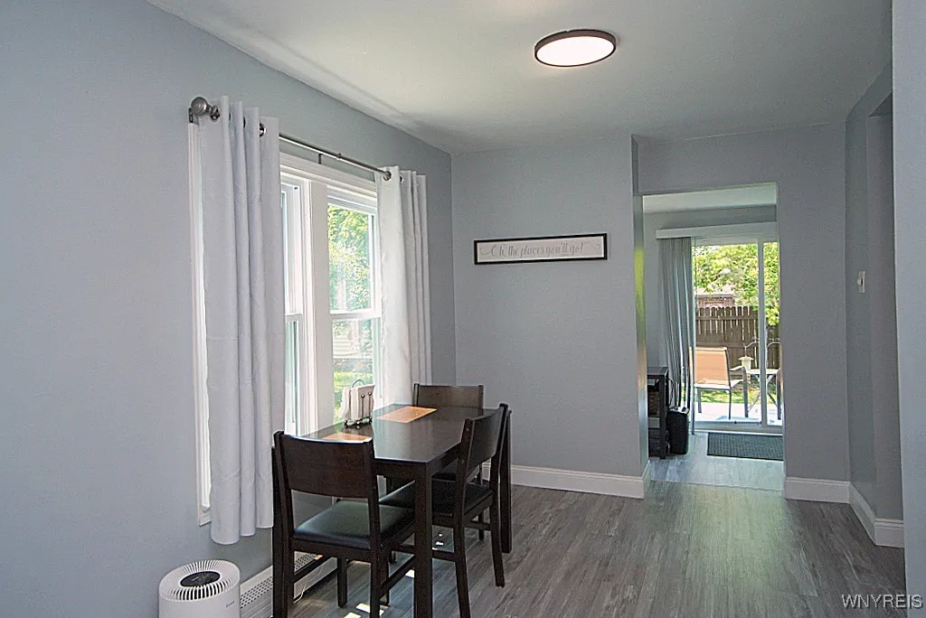 walk thru to the dining space