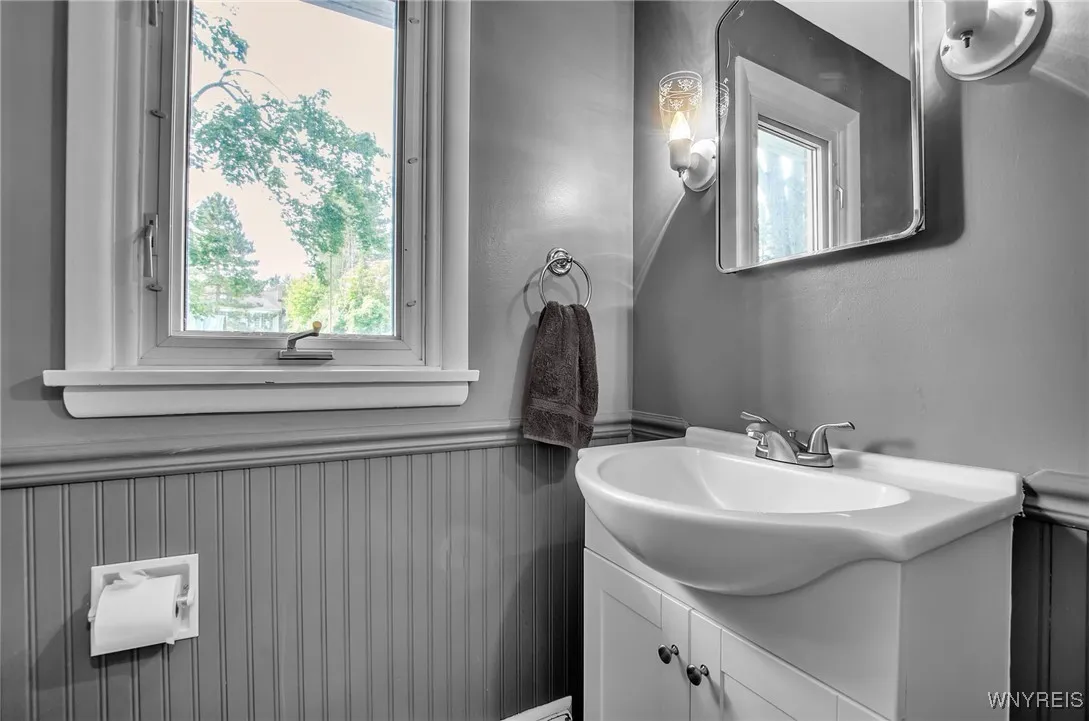 231 Sunset Terrace, Orchard Park, New York 14127, Orchard Park, New York 14127, 3 Bedrooms Bedrooms, 8 Rooms Rooms,1 BathroomBathrooms,Residential,Closed,231 Sunset Terrace, Orchard Park, New York 14127,0,B1557200