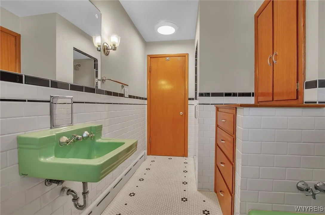 231 Sunset Terrace, Orchard Park, New York 14127, Orchard Park, New York 14127, 3 Bedrooms Bedrooms, 8 Rooms Rooms,1 BathroomBathrooms,Residential,Closed,231 Sunset Terrace, Orchard Park, New York 14127,0,B1557200