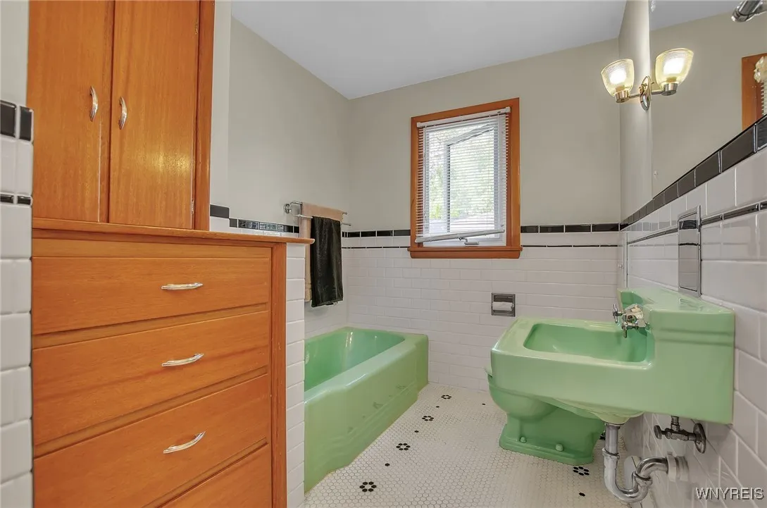 231 Sunset Terrace, Orchard Park, New York 14127, Orchard Park, New York 14127, 3 Bedrooms Bedrooms, 8 Rooms Rooms,1 BathroomBathrooms,Residential,Closed,231 Sunset Terrace, Orchard Park, New York 14127,0,B1557200