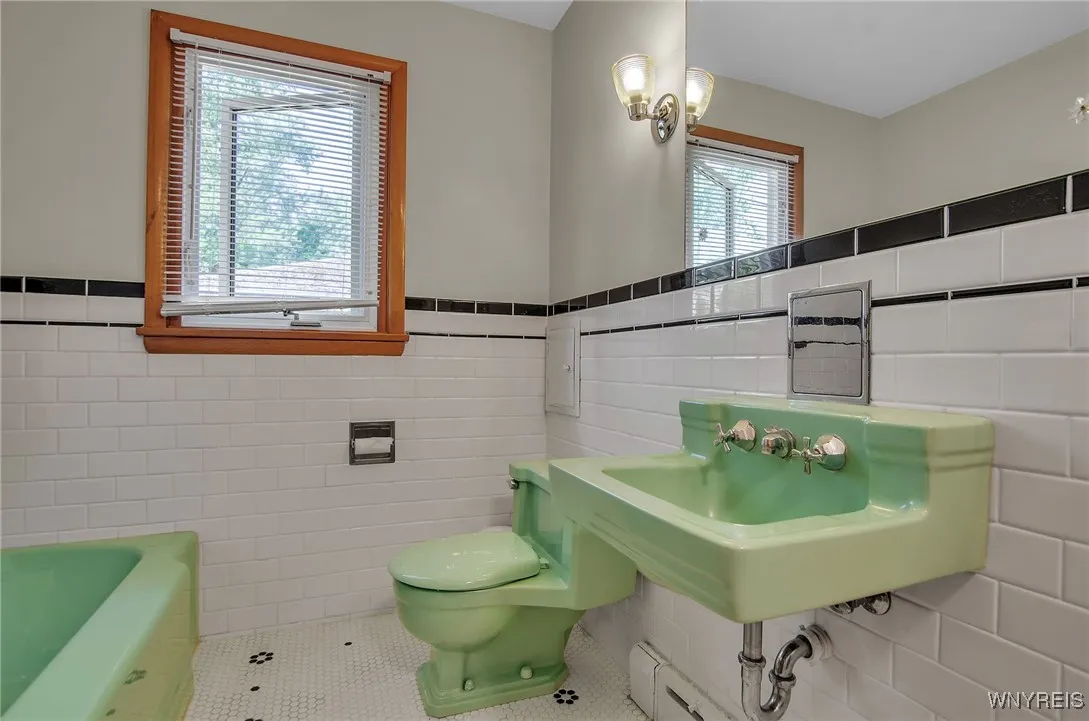 231 Sunset Terrace, Orchard Park, New York 14127, Orchard Park, New York 14127, 3 Bedrooms Bedrooms, 8 Rooms Rooms,1 BathroomBathrooms,Residential,Closed,231 Sunset Terrace, Orchard Park, New York 14127,0,B1557200