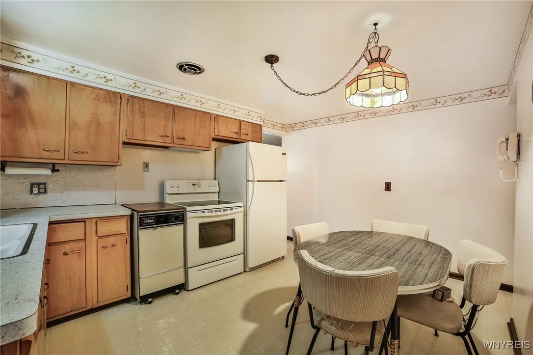 296 Abbington Avenue, Tonawanda-town, New York 142, Tonawanda, New York 14223, 3 Bedrooms Bedrooms, 11 Rooms Rooms,1 BathroomBathrooms,Residential,Closed,296 Abbington Avenue, Tonawanda-town, New York 142,0,B1557460