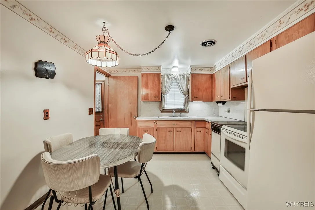 296 Abbington Avenue, Tonawanda-town, New York 142, Tonawanda, New York 14223, 3 Bedrooms Bedrooms, 11 Rooms Rooms,1 BathroomBathrooms,Residential,Closed,296 Abbington Avenue, Tonawanda-town, New York 142,0,B1557460