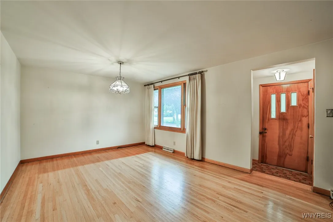 296 Abbington Avenue, Tonawanda-town, New York 142, Tonawanda, New York 14223, 3 Bedrooms Bedrooms, 11 Rooms Rooms,1 BathroomBathrooms,Residential,Closed,296 Abbington Avenue, Tonawanda-town, New York 142,0,B1557460