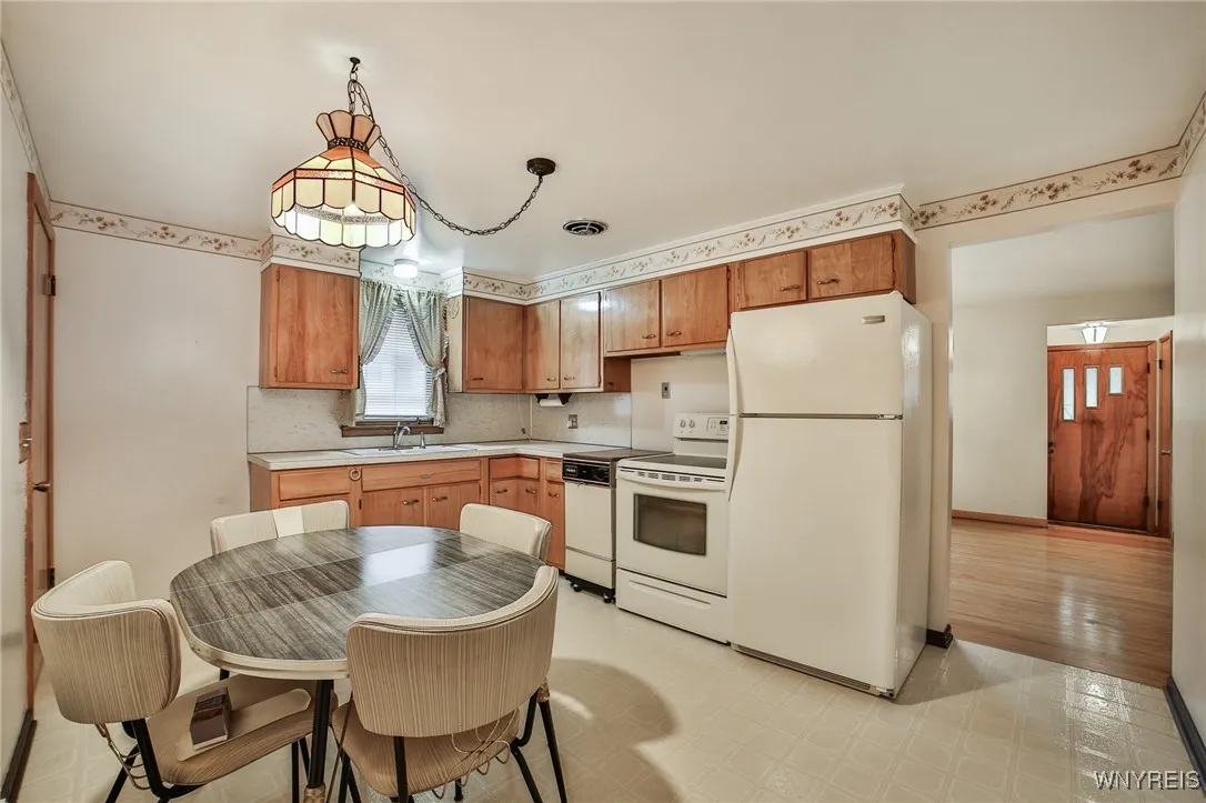 296 Abbington Avenue, Tonawanda-town, New York 142, Tonawanda, New York 14223, 3 Bedrooms Bedrooms, 11 Rooms Rooms,1 BathroomBathrooms,Residential,Closed,296 Abbington Avenue, Tonawanda-town, New York 142,0,B1557460