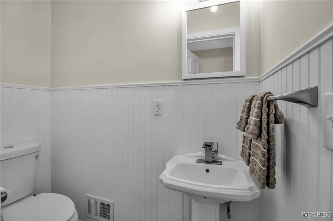 4948 Clifton Parkway, Hamburg, New York 14075, Hamburg, New York 14075, 4 Bedrooms Bedrooms, 7 Rooms Rooms,2 BathroomsBathrooms,Residential,Closed,4948 Clifton Parkway, Hamburg, New York 14075,0,B1557482